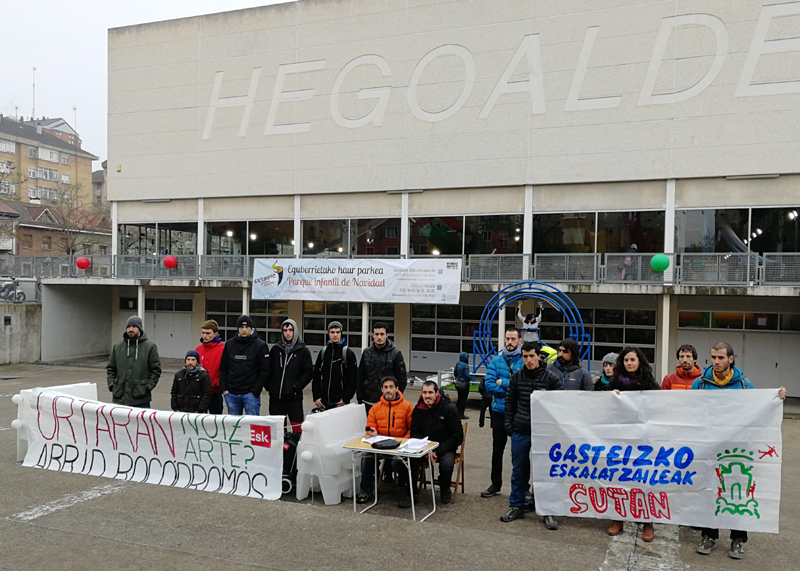 Escaladores y escaladoras en la rueda de prensa sobre los rocódromos de Gasteiz