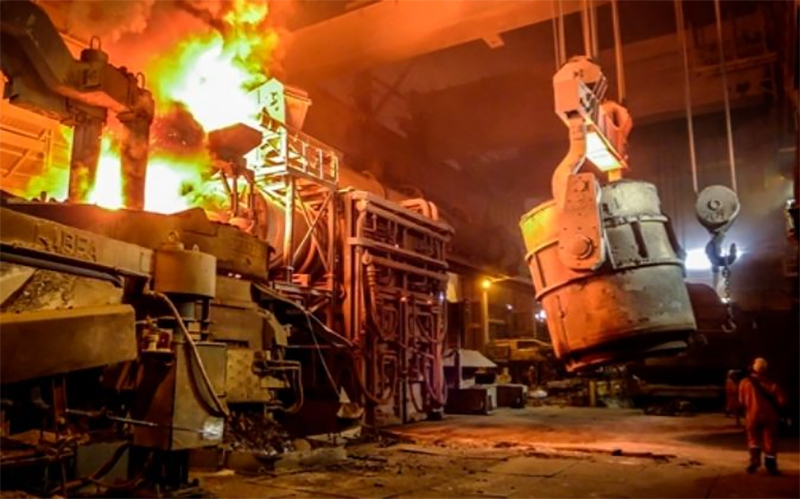 un operario trabaja en Arcelor Mittal de Zumarraga