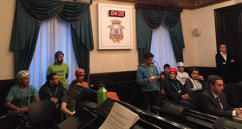 escaladores hablan en el pleno del ayuntamiento de Vitoria Gasteiz
