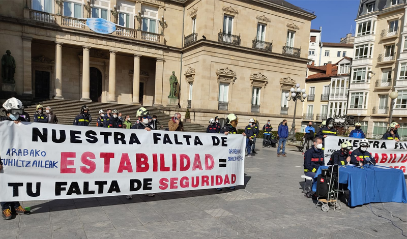 El colectivo de bomberos y bomberas de Álava denuncia falta de personal, incumplimientos de acuerdos, apertura de expedientes disciplinarios y falta de formación.