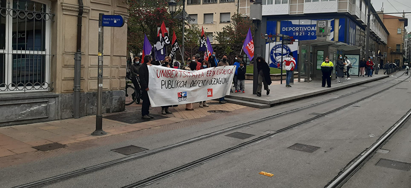 Protesta contra la universidad EUNEIZ en Vitoria-Gasteiz