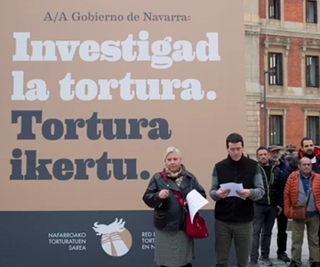 Rueda de prensa frente al Parlamento de Navarra de torturados y torturadas en Navarra