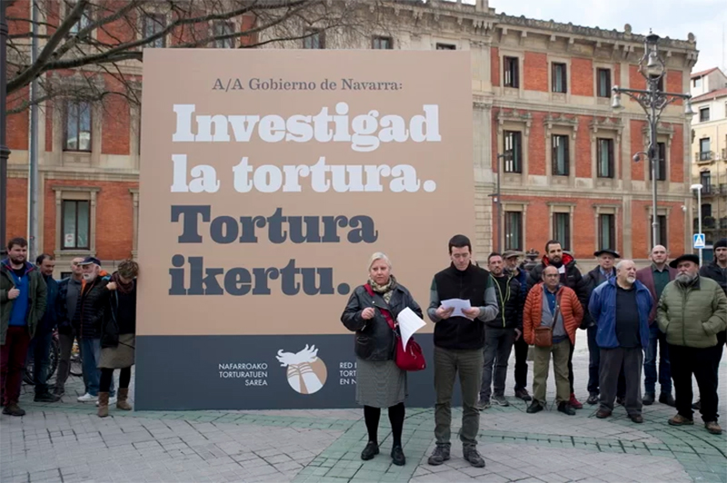 Rueda de prensa frente al Parlamento de Navarra de torturados y torturadas en Navarra