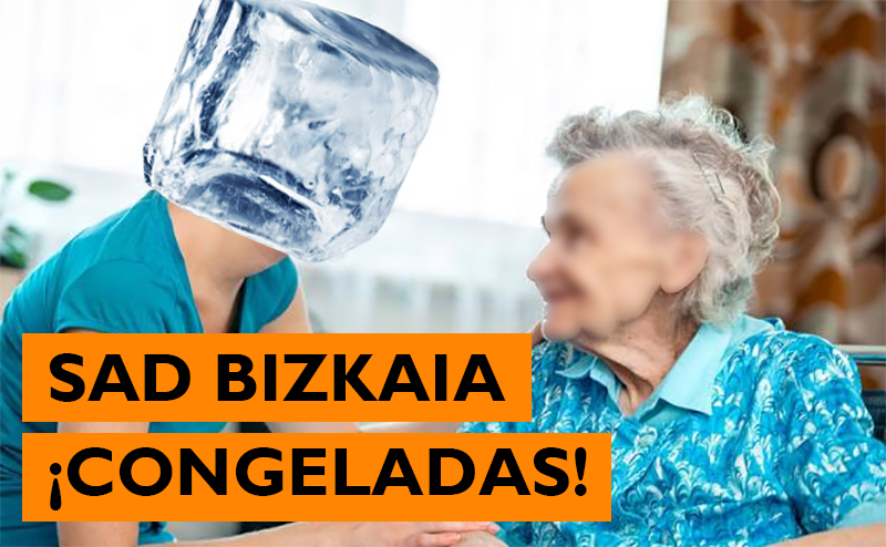 Una persona mayor cuidada por una cuidadora con la cabeza de hielo