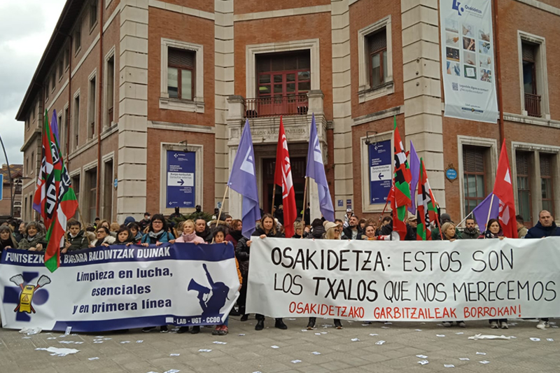 Trabajadoras de limpieza de osakidetza con una pancarta