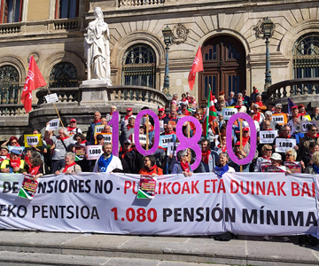 Pensionistas con pancarta