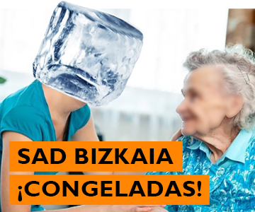 Una persona mayor cuidada por una cuidadora con la cabeza de hielo