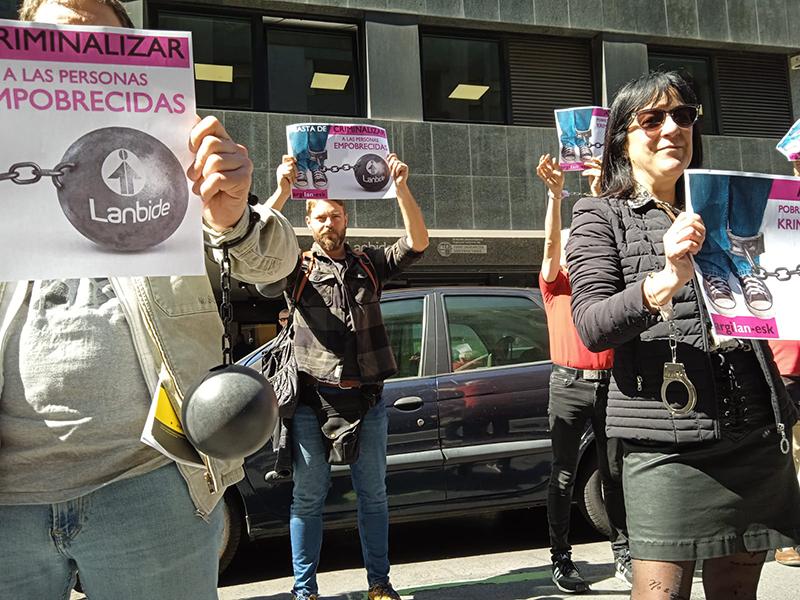 Concentración de protesta en una oficina de lanbide en Bilbao