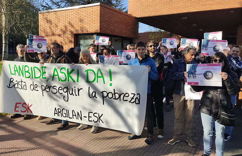 Protesta elkarretaratzea Lanbidek Gasteizen duen bulego batean