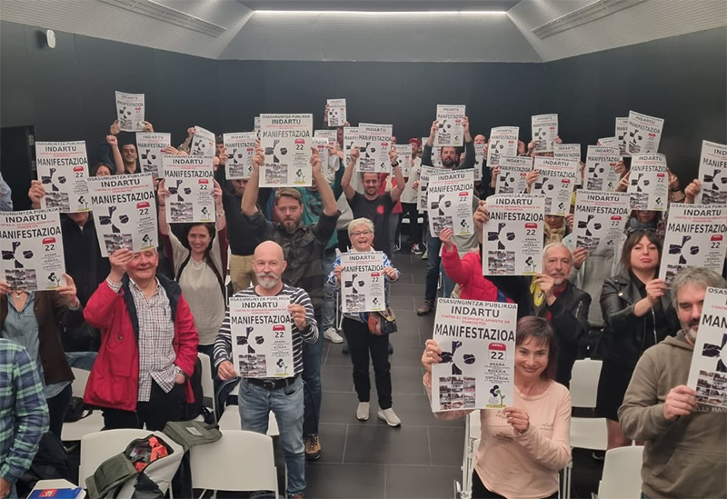 Delegadas y delegados de ESK con carteles