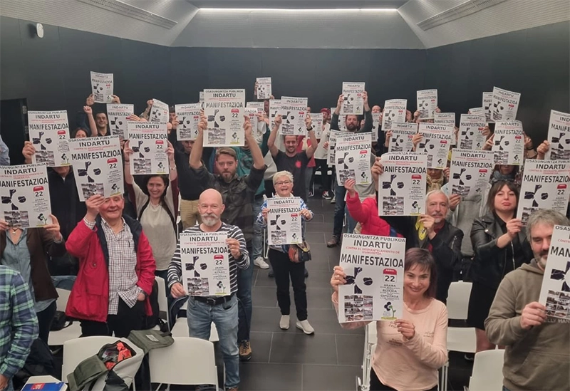 Delegadas y delegados de ESK con carteles