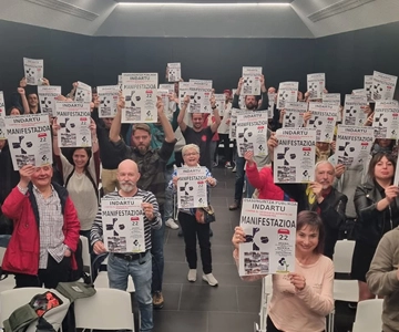Delegadas y delegados de ESK con carteles