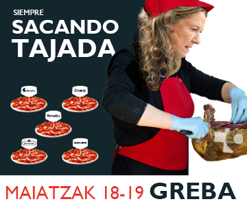 La consejera de Salud Gotzone Sagardui saca tajada de un jamón con el logotipo de Osakidetza