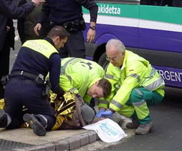 Personal de emergencias atiende a una persona enferma