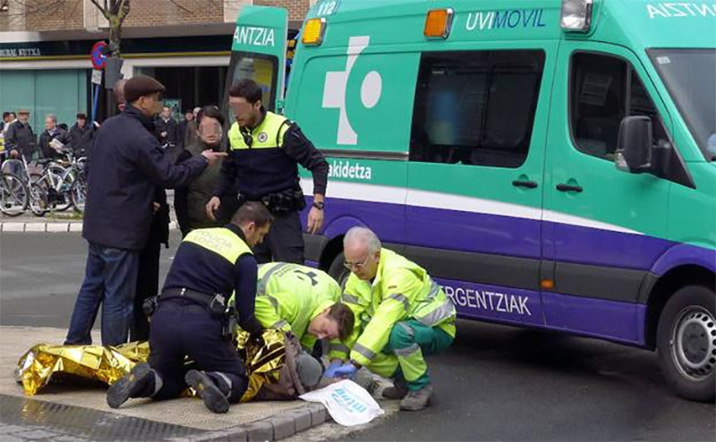 Personal de emergencias atiende a una persona enferma